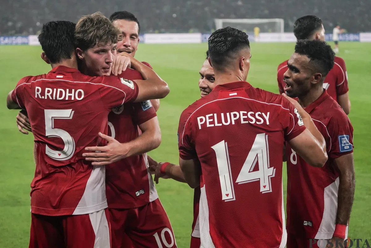 Sejumlah pemain Timnas Indonesia berselebrasi usai mencetak gol ke gawang Timnas China pada pertandingan Kualifikasi Piala Dunia 2026 putaran ketiga Grup C di Stadion Utama Gelora Bung Karno, Jakarta, Kamis (5/6/2025). (Sumber: Poskota/Bilal Nugraha Ginanjar)