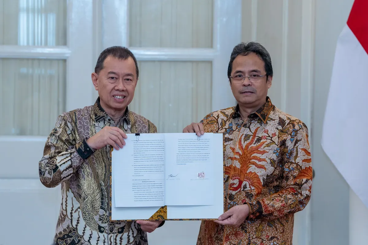 Direktur Utama BMM Syahrisal Imbar bersama Direktur Utama Bank DKI, Agus Haryoto Widodo, usai penandatanganan pembentukan KUB di Balai Kota Jakarta (Sumber: Dok. Bank DKI)