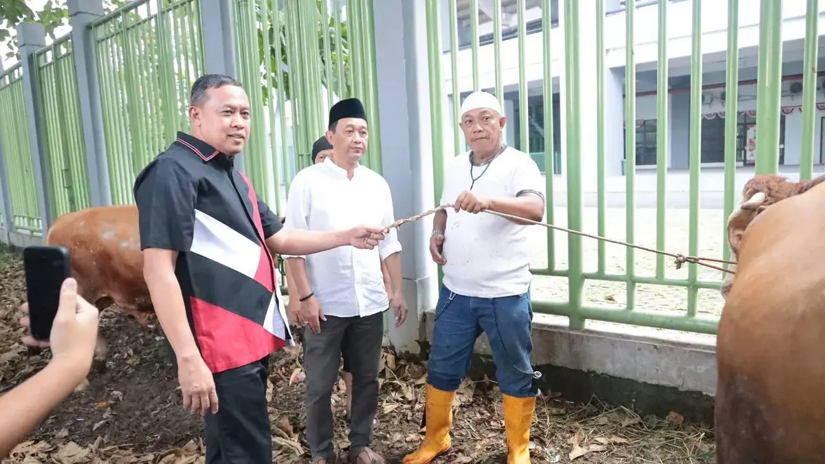 Wali Kota Bekasi Tri Ardhianto menyerahkan secara simbolis hewan kurban seekor sapi ke para atlet dan warga Kota Bekasi. (Sumber: Dok. Pemkot Bekasi)