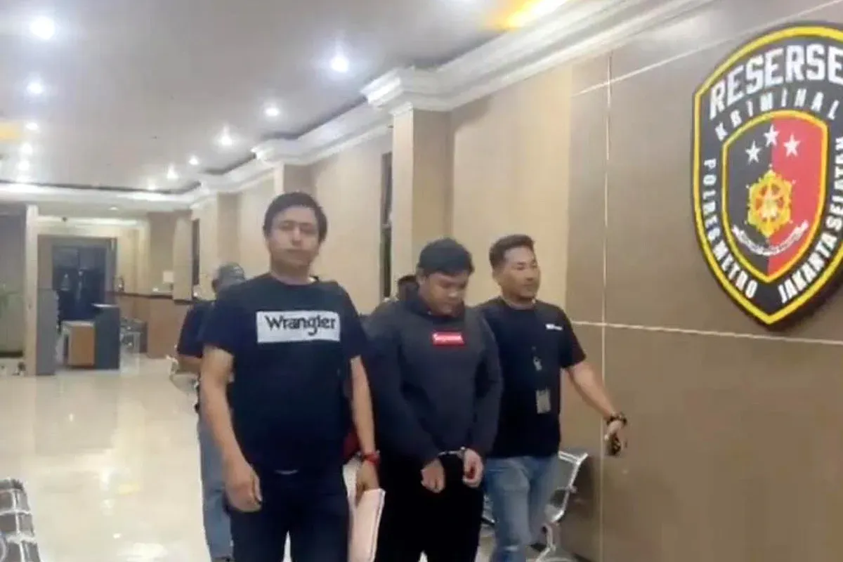 KN, pelaku pelecehan di Lebak Bulus, Jakarta Selatan, diamankan petugas Polres Metro Jakarta Selatan. (Sumber: Dok Humas Polres Metro Jakarta Selatan)
