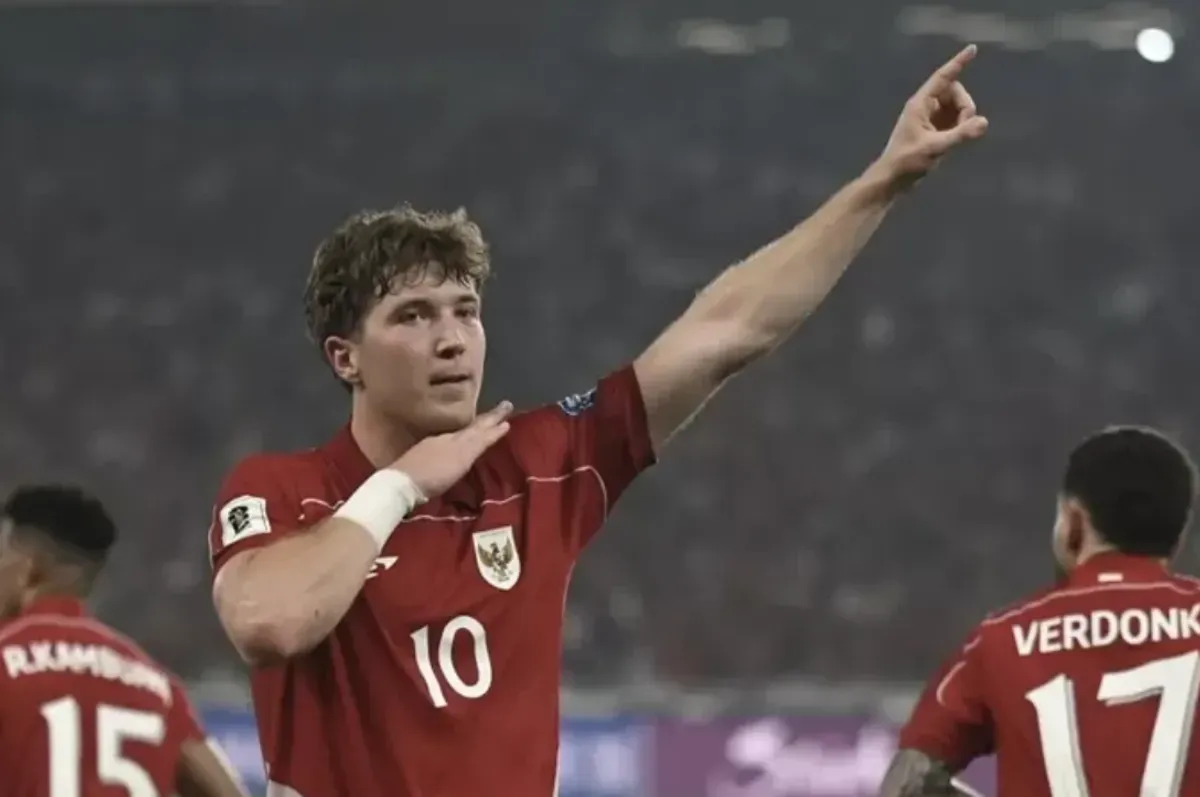 Ole Romeny merayakan gol penalti kemenangan atas China bersama rekan satu tim di Stadion Gelora Bung Karno, Jakarta. (Sumber: Instagram/@oleromeny)