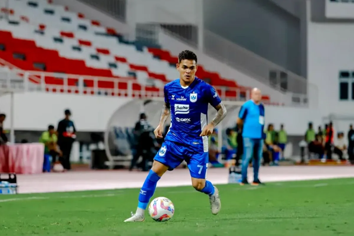 Persebaya Surabaya melakukan manuver besar di bursa transfer Liga 1 Indonesia 2025/2026 dengan merekrut Gali Freitas, pemain yang sebelumnya menjadi incaran utama Persib Bandung. (Sumber: Instagram/galifreitas21)
