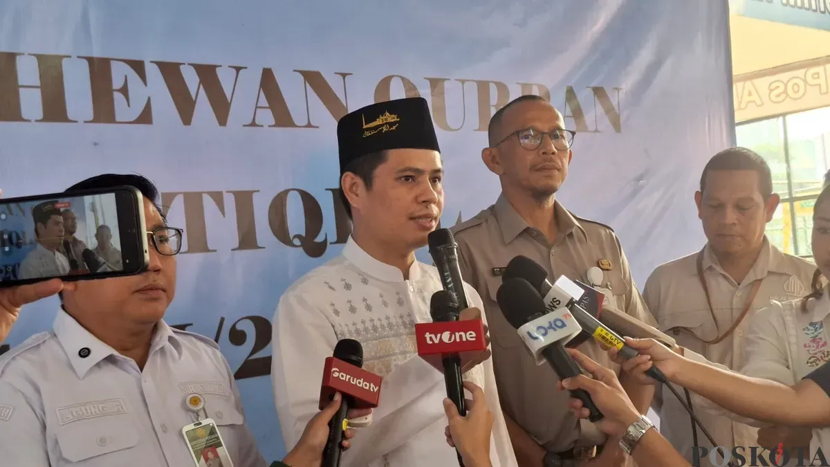 Pelaksana Harian (Plh) Imam Besar Masjid Istiqlal, Mulawarman Hannase saat memberikan pernyataan kepada awak media di Masjid Istiqlal, Jakarta Pusat, Sabtu 7 Juni 2025. (Sumber: Poskota/M. Tegar Jihad)