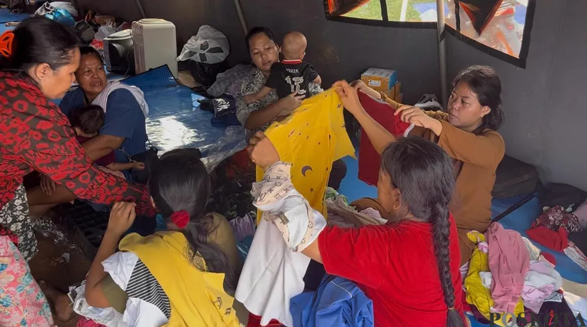 Suasana di lokasi pengungsian warga terdampak kebakaran di Kapuk Muara, Penjaringan, Jakarta Utara, Sabtu, 7 Juni 2025. (Sumber: POSKOTA | Foto: Pandi Ramedhan)