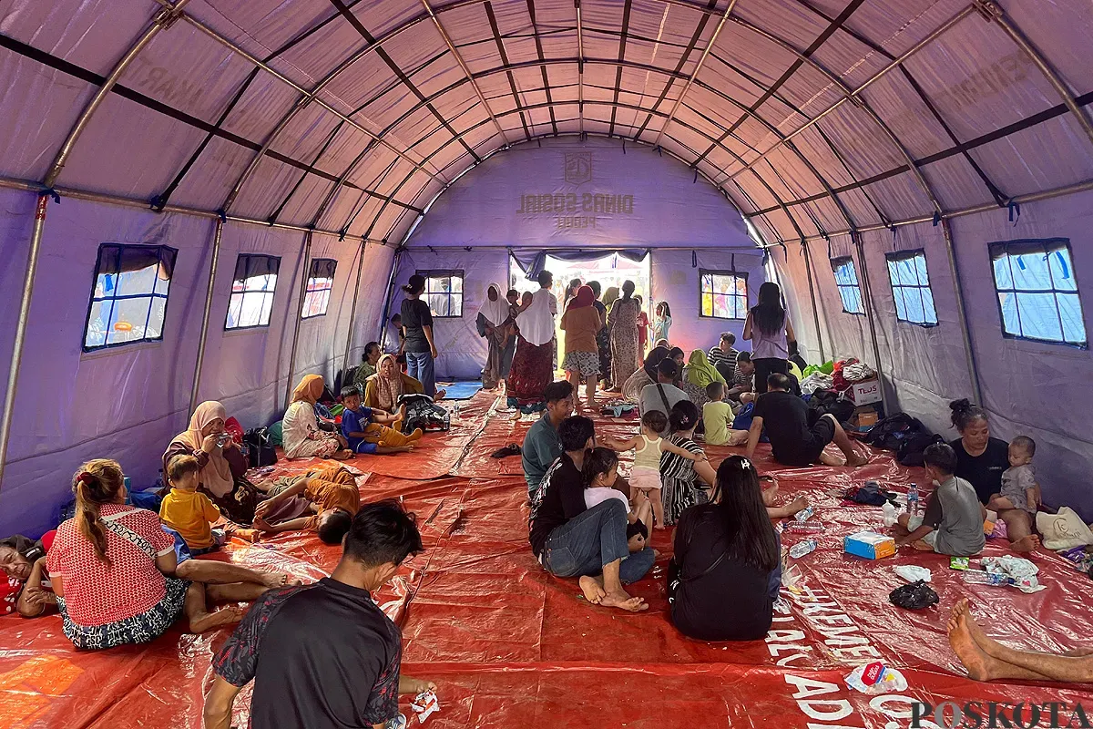 Suasana di lokasi pengungsian warga terdampak kebakaran di Kapuk Muara, Penjaringan, Jakarta Utara, Sabtu, 7 Juni 2025. (Sumber: POSKOTA | Foto: Pandi Ramedhan)