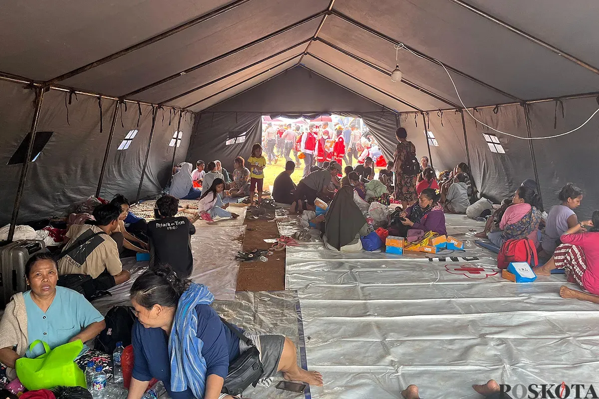 Suasana di lokasi pengungsian warga terdampak kebakaran di Kapuk Muara, Penjaringan, Jakarta Utara, Sabtu, 7 Juni 2025. (Sumber: POSKOTA | Foto: Pandi Ramedhan)