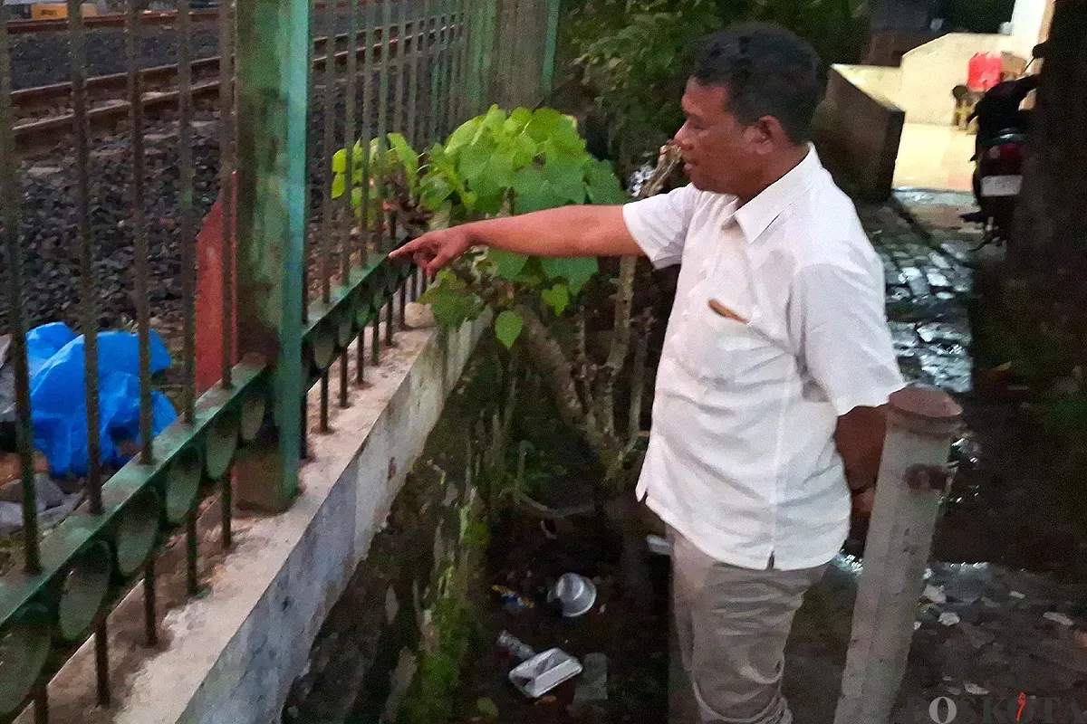 Kanit Reskrim Polsek Bojonggede AKP Teguh saat mengecek TKP temuan mayat laki-laki tanpa identitas di perlintasan rel tanpa palang di Bojonggede, Kabupaten Bogor. Angga (Sumber: POSKOTA | Foto: Angga)