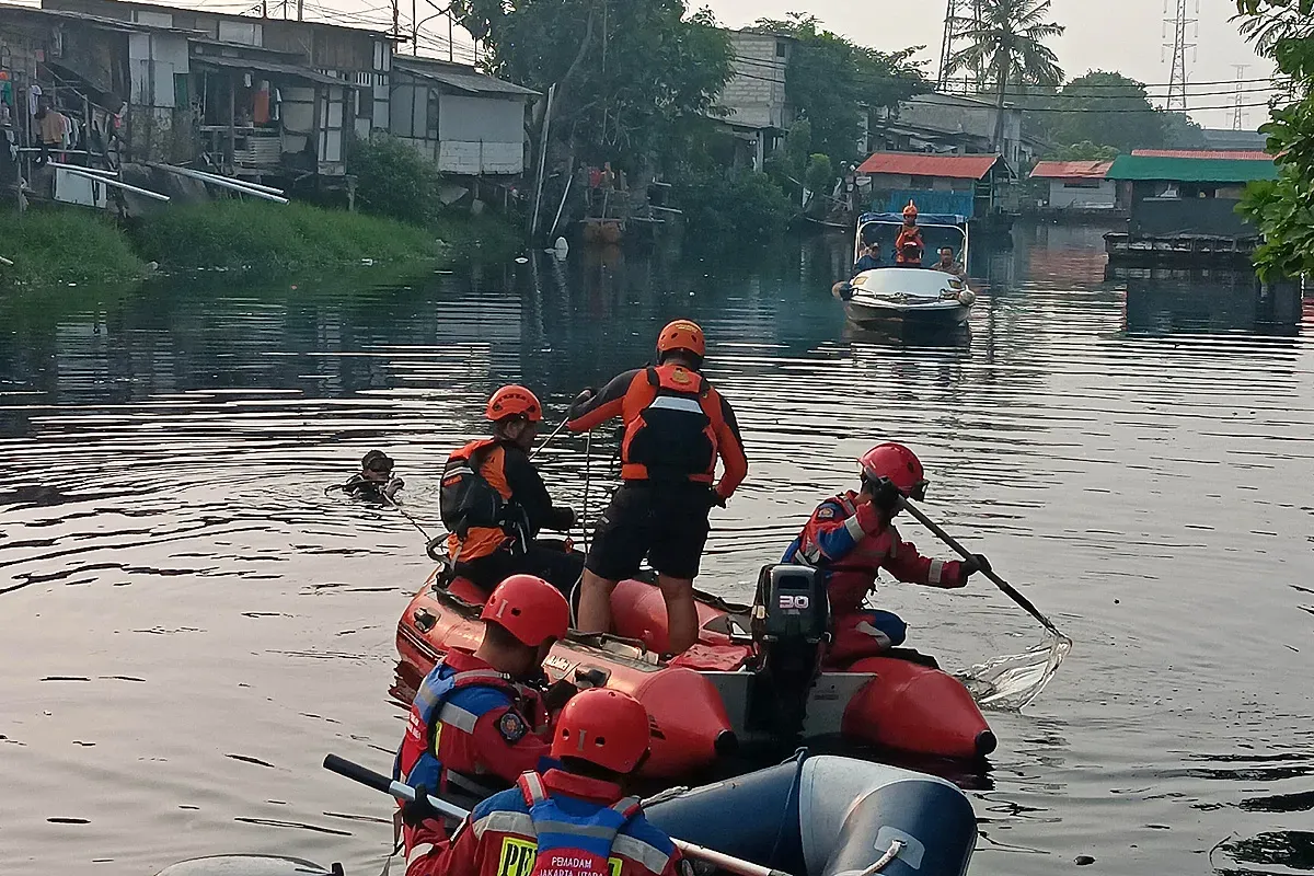 Petugas evakuasi jasad pria yang tenggelam di kali kawasan Cilincing, Jakarta Utara, Sabtu, 7 Juni 2025. (Sumber: BPBD Jakarta)