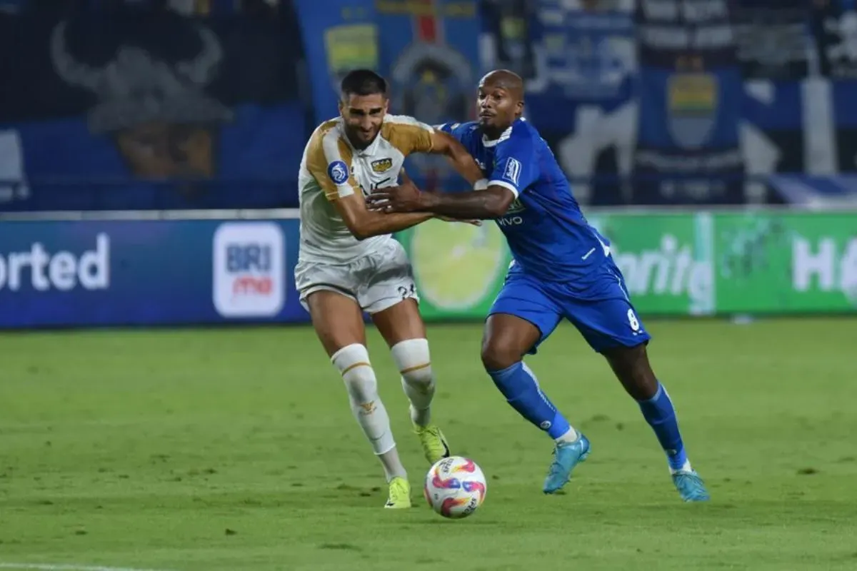 Gervane Kastaneer saat berlaga bersama tim Persib Bandung di Liga 1. (Sumber: persib.co.id)