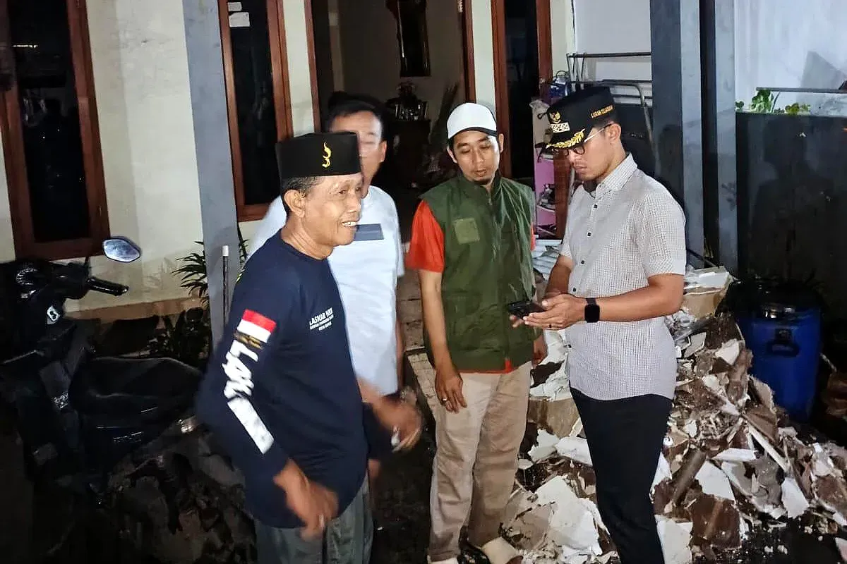 Lurah Cilangkap, Galih Catur Prasatya mengecek kondisi rumah warga yang alami kerusakan akibat disapu angin puting beliung. (Sumber: Istimewa)