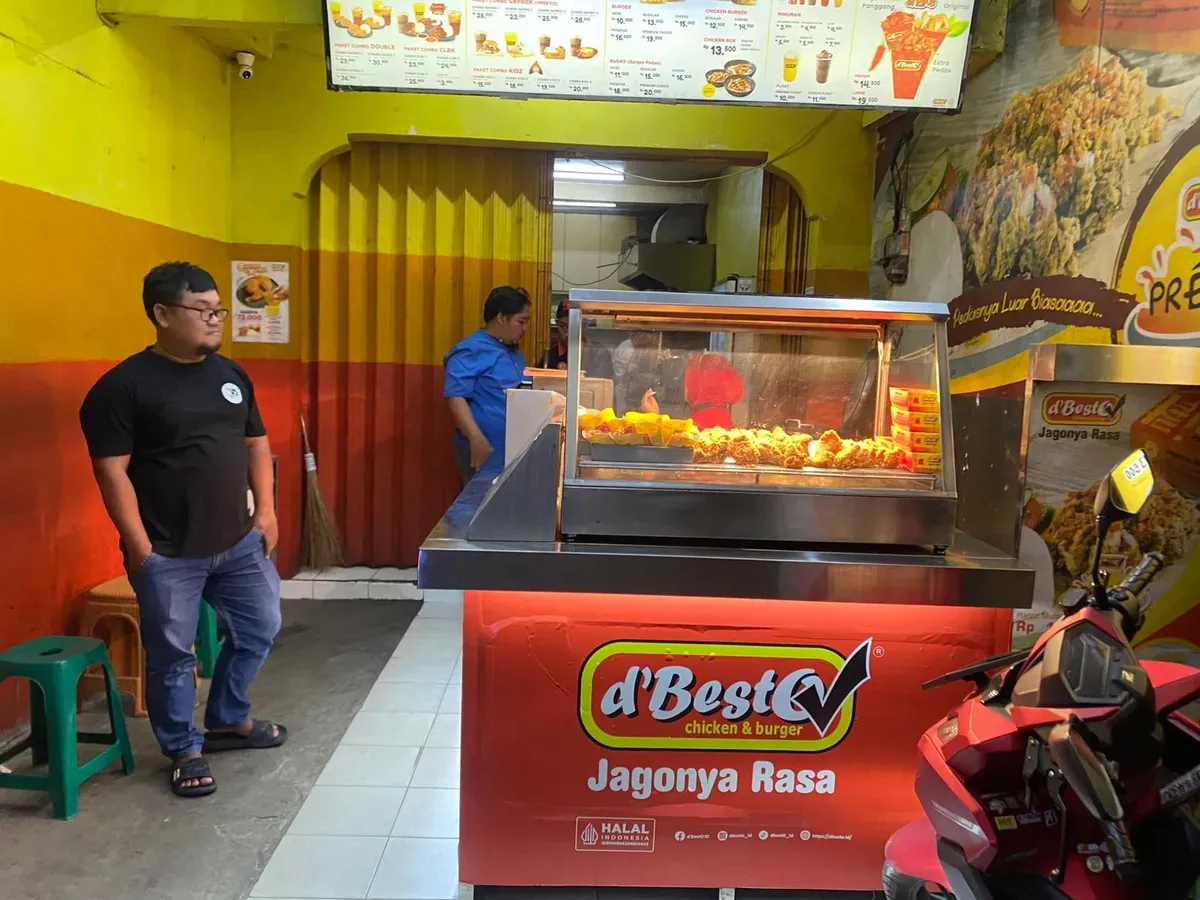 Tim Opsnal Polsek Cimanggis mengecek TKP percobaan pencurian dengan kekerasan di kawasan Kelapa Dua, Cimanggis, Kota Depok. (Sumber: Dok Polsek Cimanggis)