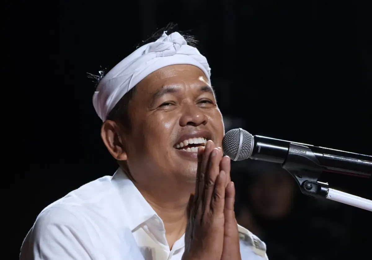 Momen Mesra Dedi Mulyadi dan Sosok Wanita Cantik di Tengah Sawah Tuai Komentar Manis. (Sumber: Youtube/KDM)
