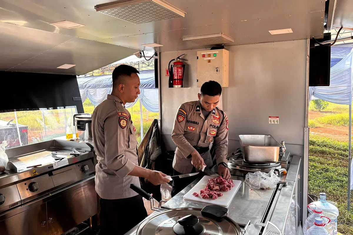 Sejumlah anggota Dit Samapta Polda Metro Jaya menyiapkan makanan untuk para pengungsi korban kebakaran Kapuk Muara, Jakarta Utara, Minggu, 8 Juni 2025. (Sumber: Dok Humas Polda Metro Jaya)