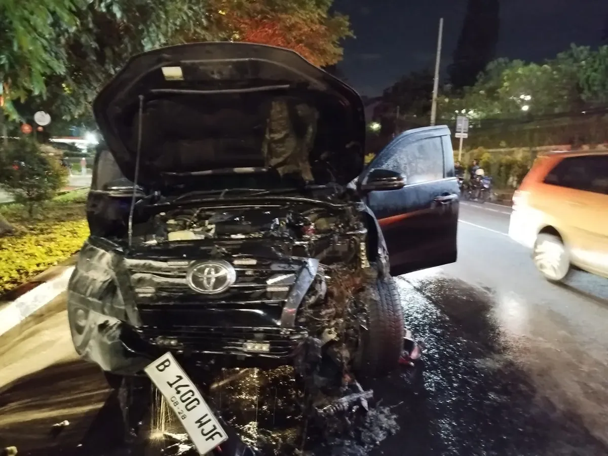 Kondisi mobil Toyota Fortuner yang terbakar usai menyeret motor di Jalan Pajajaran, Baranang Siang, Kota Bogor pada Sabtu, 7 Juni 2025, sekitar pukul 23.55 WIB. (Sumber: Damkar Kota Bogor)