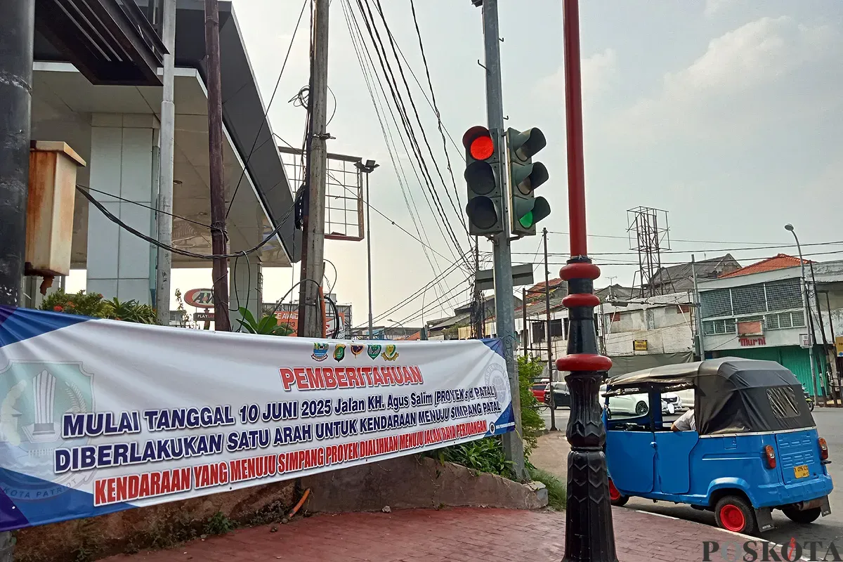 Dishub Kota Bekasi memasang spanduk pemberitahuan terkait pemberlakuan sistem satu arah di Jalan Agus Salim, Kota Bekasi. (Sumber: POSKOTA | Foto: Nurpini Aulia Rapika)