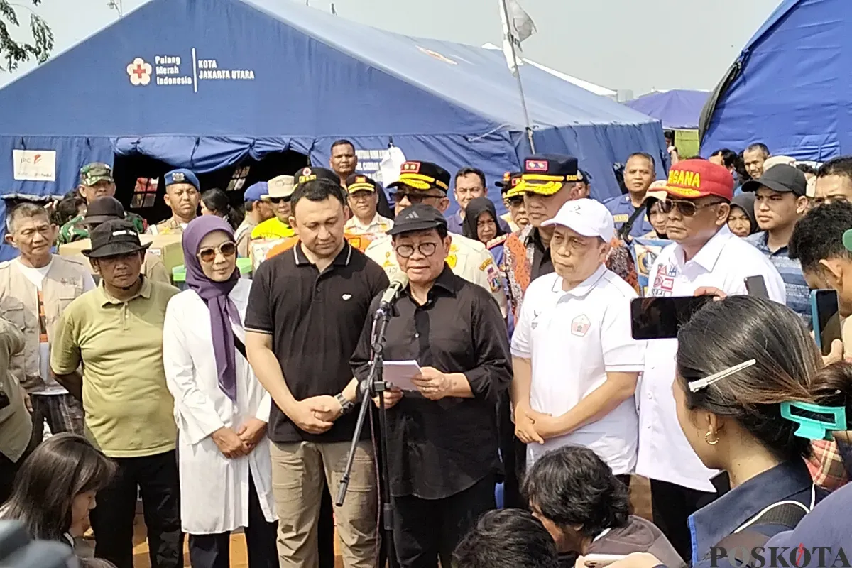 Gubernur Jakarta, Pramono Anung saat menemui warga terdampak kebakaran di lokasi pengungsian kebakaran Kapuk Muara, Penjaringan, Jakarta Utara, Minggu 9 Juni 2025. (Sumber: POSKOTA | Foto: M Tegar Jihad)