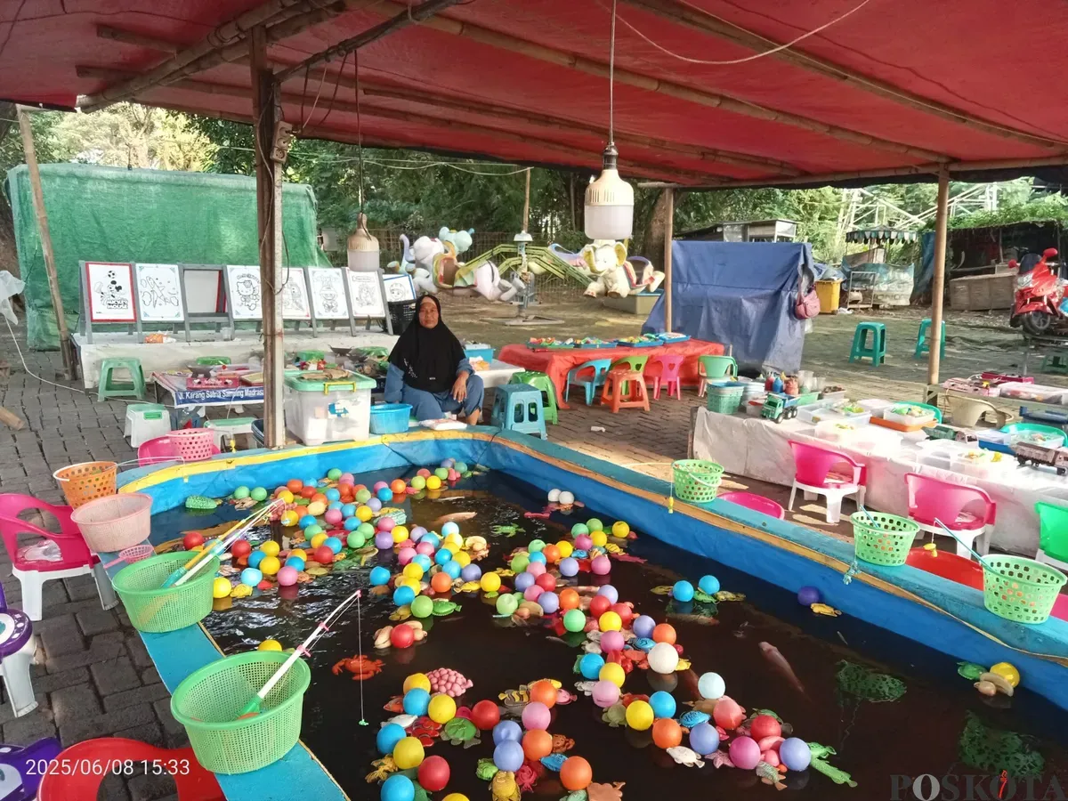 Lapak bermain milik Wida tampak sudah usang dan sepi pengunjung. Dirinya menjadi satu-satunya pedagang yang masih singgah di Taman Kebalen hingga saat ini. (Sumber: Poskota/Nurpini Aulia Rapika)