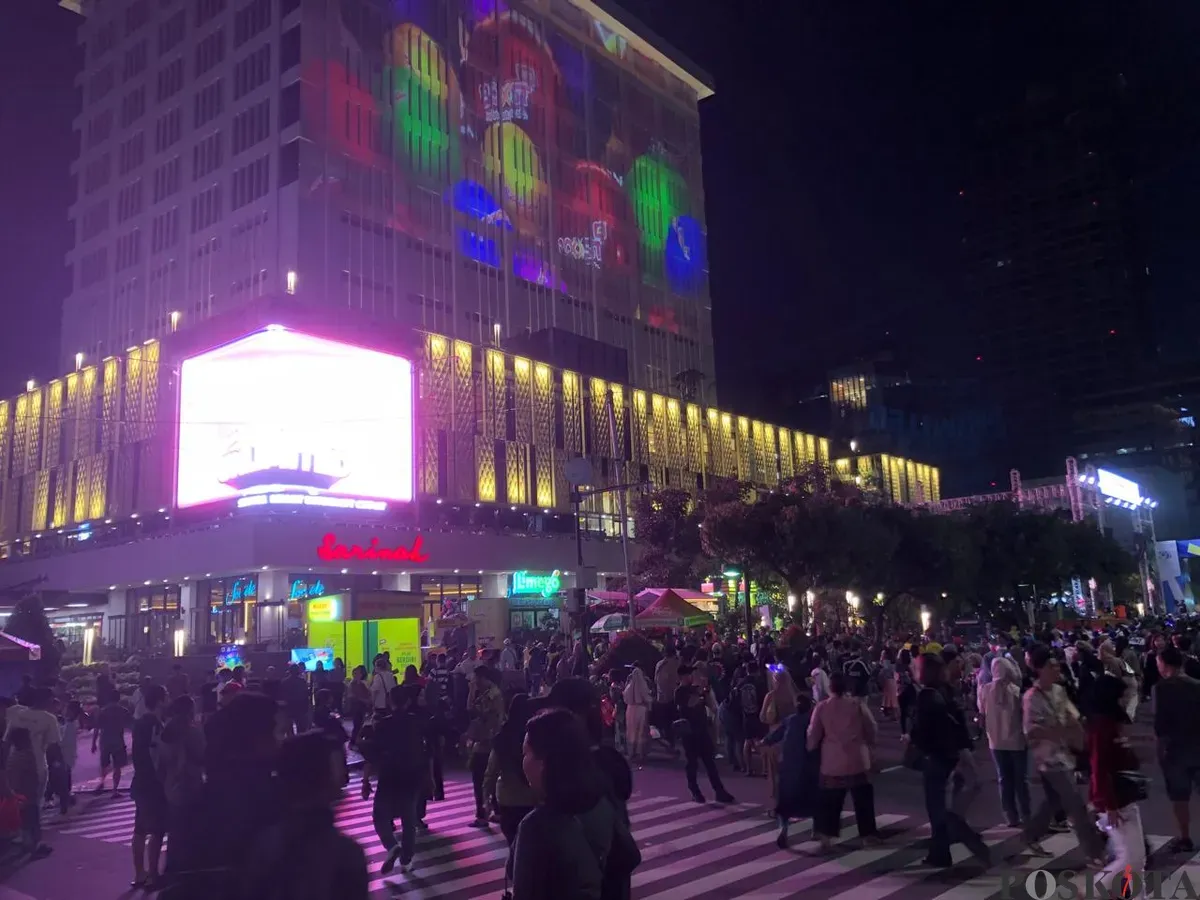 Suasana malam hari di kawasan Sarinah Thamrin, Jakarta Pusat. (Sumber: Poskota/M. Tegar Jihad)