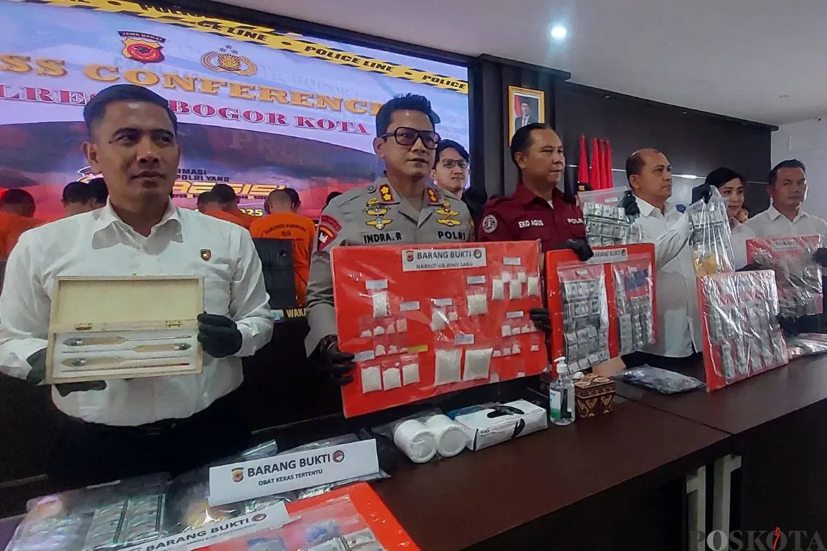 Gelar perkara kasus narkoba dan peredaran miras ilegal di Mapolresta Bogor Kota, Senin, 9 Juni 2025. (Sumber: Poskota/Sekar Putri Andini)