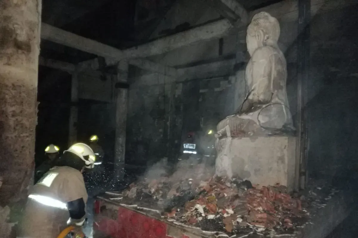 Kondisi Vihara Lalitavistara Cilincing, Jakarta Utara, seusai terbakar, Senin, 9 Juni 2025, dini hari WIB. (Sumber: Dok. Damkar)