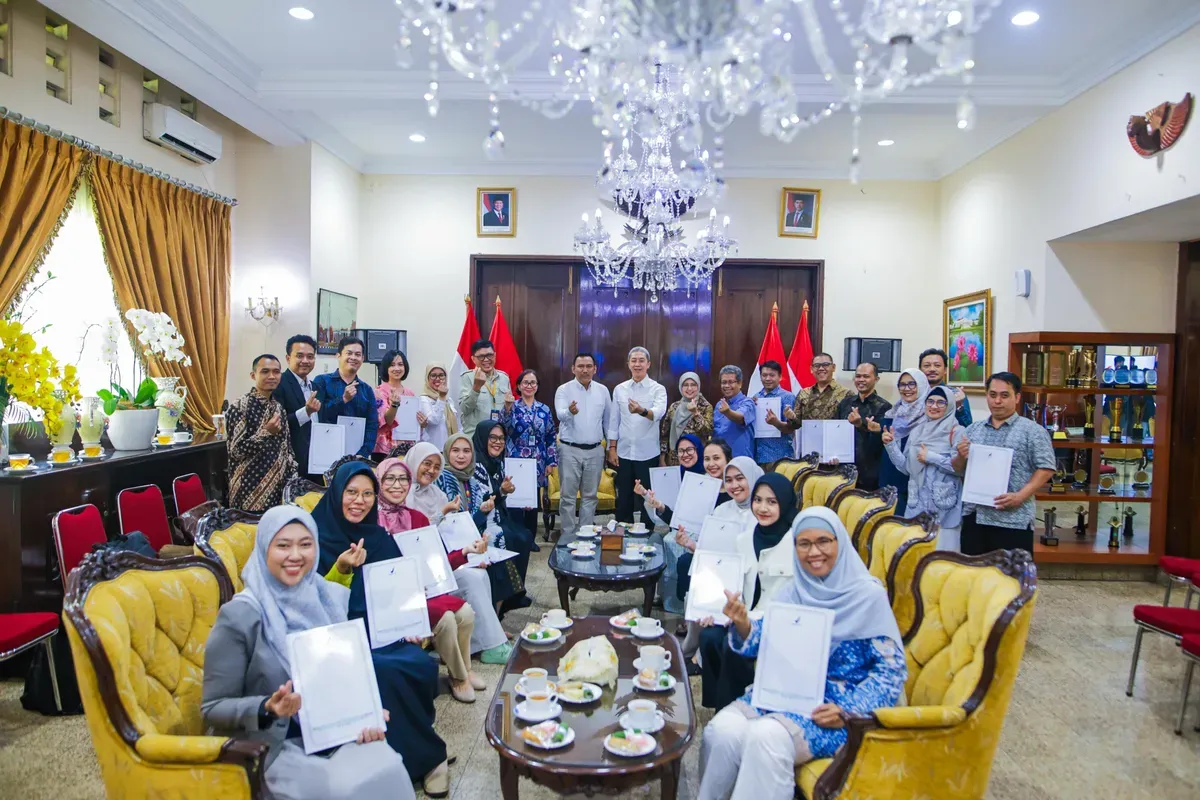 Sejumlah pelaku usaha di Kota Bogor mendapatkan Nomor Izin Edar (NIE), Senin, 9 Juni 2025. Penyerahan NIE dilakukan di Rumah Dinas Wali Kota Bogor, Jalan Raya Pajajaran, Bogor Tengah. (Sumber: Pemkot Bogor)