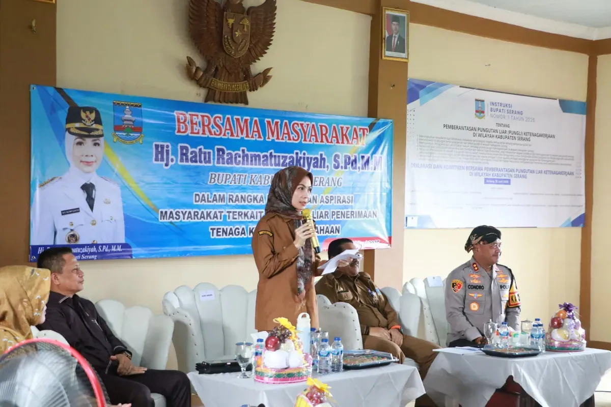 Bupati Serang Ratu Rachmatu Zakiyah memberikan sambutan pada acara deklarasi pemberantasan calo perekrutan tenaga kerja. (Sumber: Dok Kominfo Pemkab Serang)