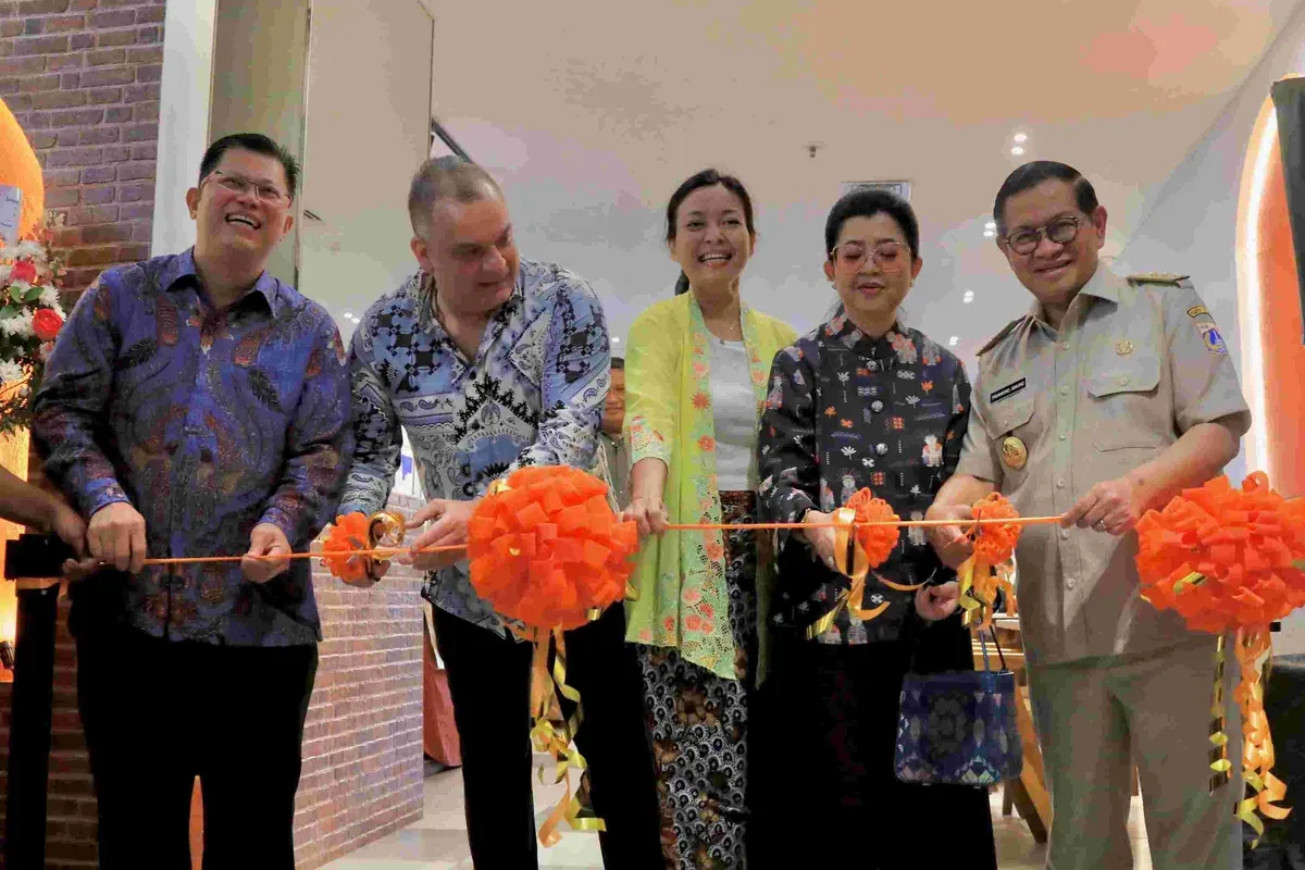 Gubernur Jakarta, Pramono Anung (kiri), membuka Festival Jakarta Great Sale 2025 di Jaksel pada Selasa, 10 Juni 2025. (Sumber: Kominfotik DKI Jakarta)
