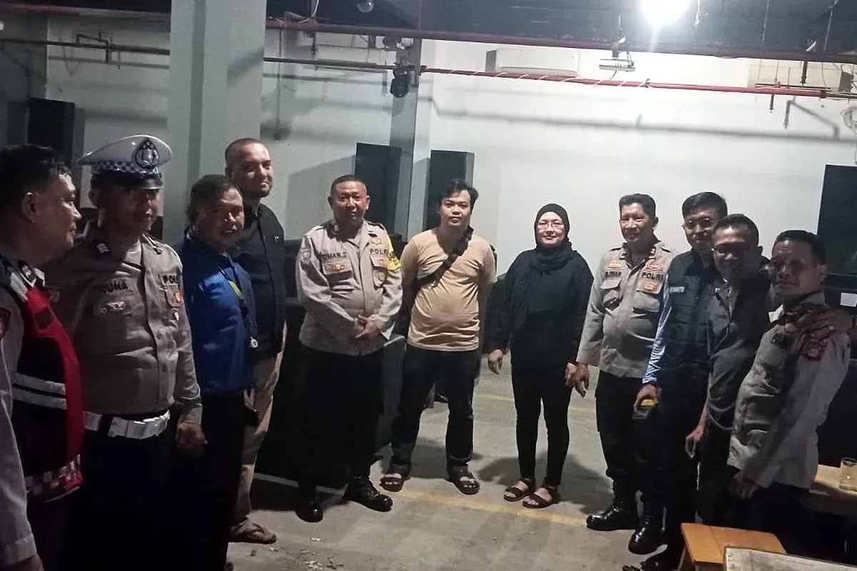 Petugas dari Polsek Ciputat Timur mendatangi tempat karaoke yang meresahkan warga di basement plaza Ciputat, Tangerang Selatan. (Sumber: Humas Polsek Ciputat Timur)