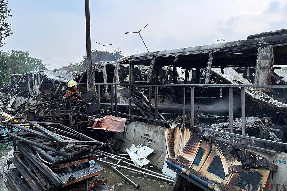 Puluhan bangkai bus Transjakarta di Terminal Mobil Barang (TMB) Rawa Buaya, Cengkareng, Jakarta Barat, terbakar, Selasa, 10 Juni 2025. (Sumber: POSKOTA | Foto: Pandi Ramedhan)