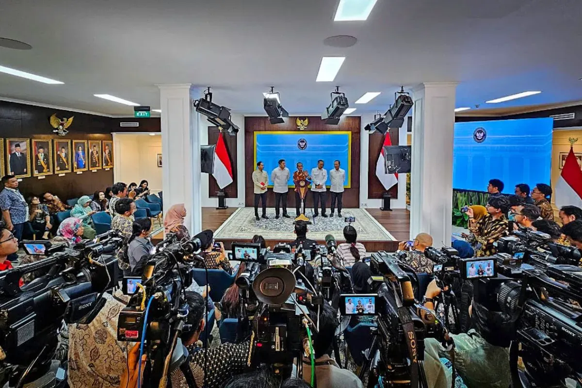 Menteri ESDM Bahlil Lahadalia menyampaikan keterangan terkait izin tambang di Raja Ampat. (Sumber: BPMI Setpres via setkab.go.id)