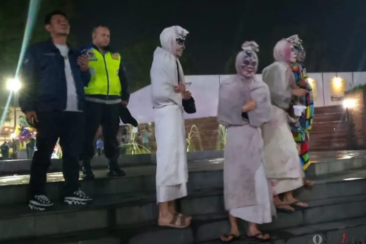 Anggota Polsek Lembang beri edukasi terhadap penyedia jasa pocong hiburan di Lembang, Kabupaten Bandung Barat. (Sumber: Poskota/Gatot Poedji Utomo)