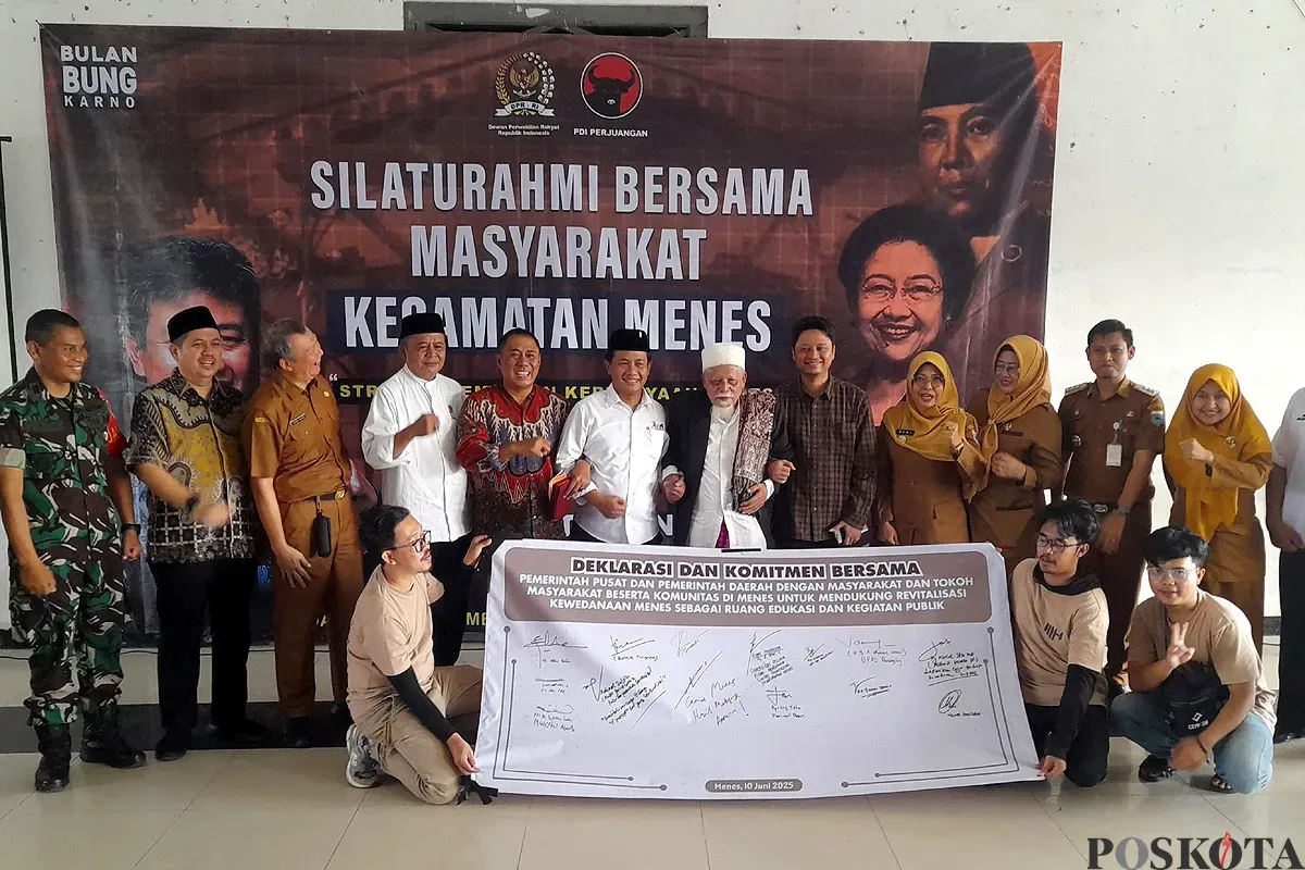 Anggota DPR RI, Bonnie Triyana saat foto bersama dengan sejumlah pihak di Gedung Eks Kawedanan Kecamatan Menes, Pandeglang. (Sumber: POSKOTA | Foto: Samsul Fatoni)