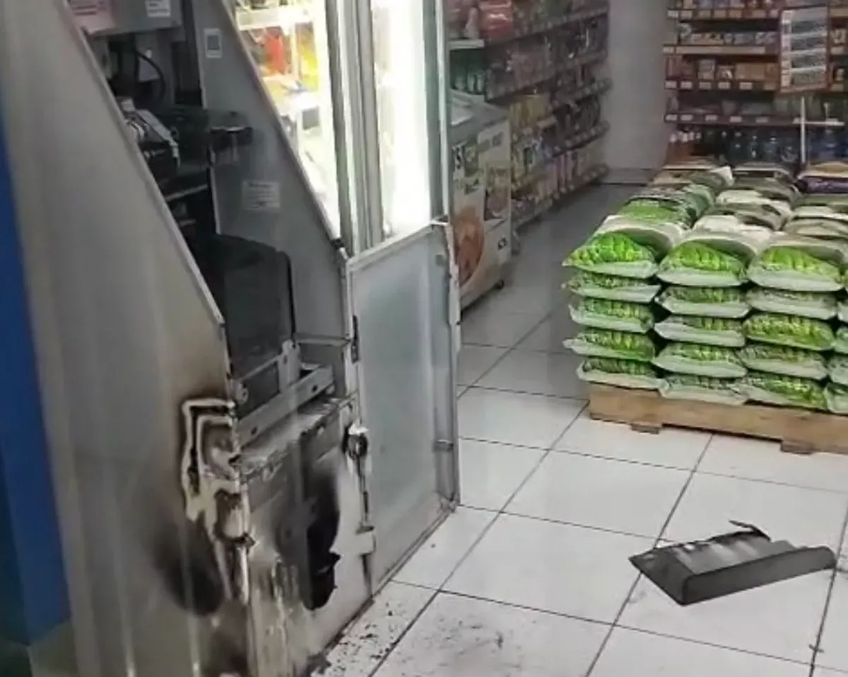 Mesin ATM BCA dibobol malijg dengan caradi las uang tunai berhasil digondol maling. (Sumber: Dok. Warga)