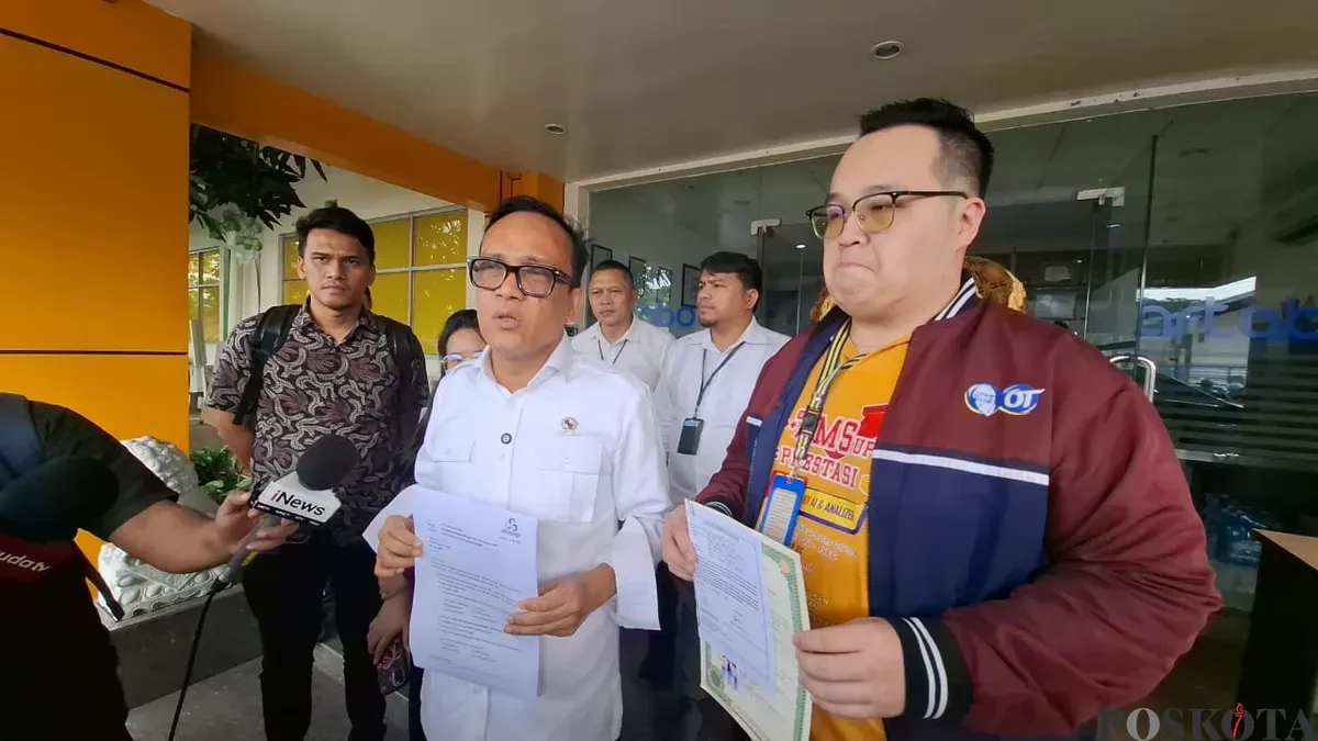 Wamenaker, Immanuel Ebenezer menyidak pabrik PT Artaboga Cemerlang di Jalan Daan Mogot, Cengkareng, Jakarta Barat, Selasa, 10 Juni 2025. (Sumber: POSKOTA | Foto: Pandi Ramedhan)