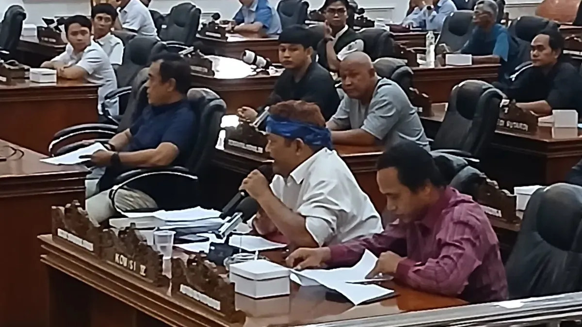 Ratusan warga yang rumahnya terancam digusur oleh PJT II Jatiluhur mengadu ke DPRD Purwakarta pada Selasa, 10 Juni 2025. (Sumber: POSKOTA | Foto: Dadan Sukmana)