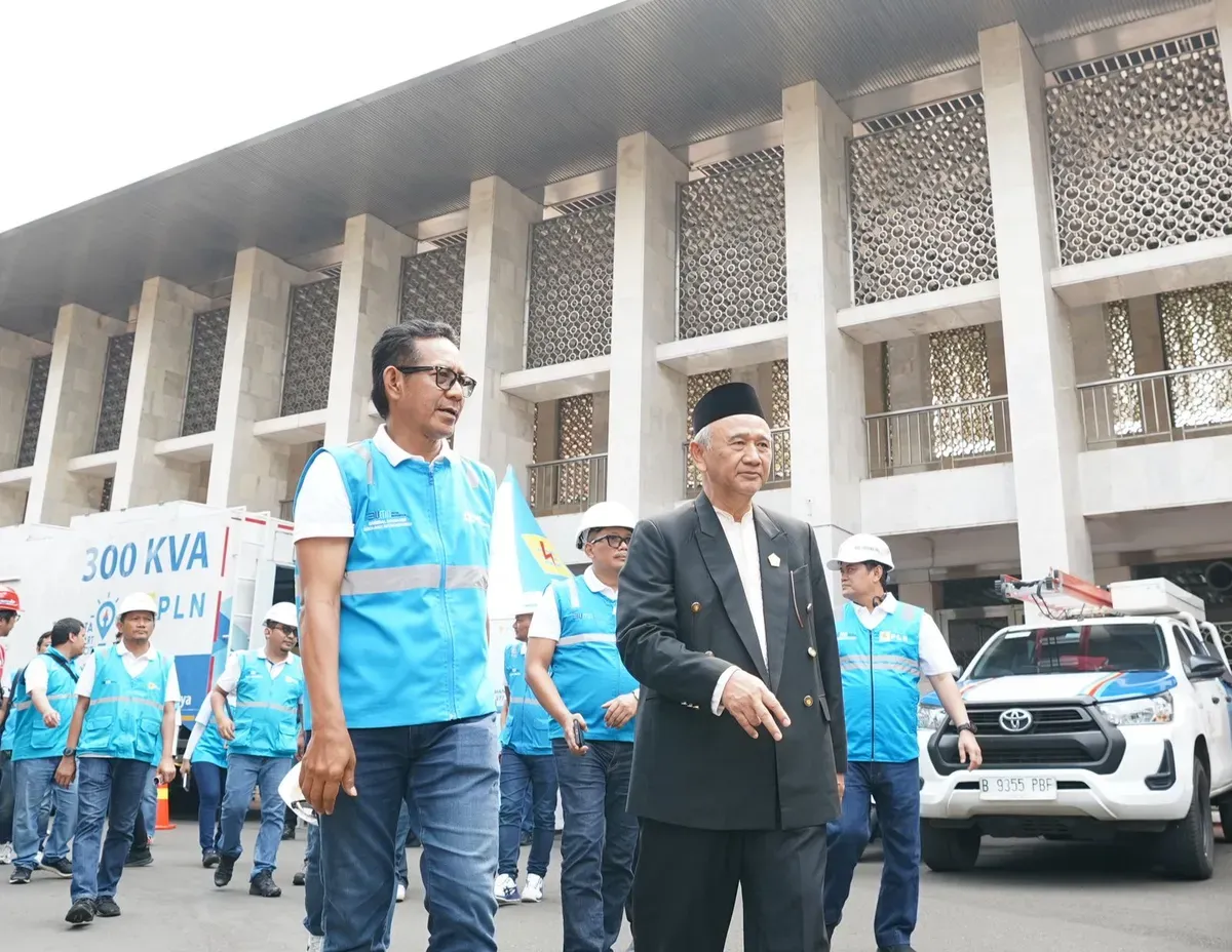 General Manager PLN UID Jakarta Raya, Moch. Andy Adchaminoerdin  melakukan inspeksi kelistrikan Masjid Istiqlal persiapan menyambut Hari Raya Idul Adha 1446 H (Sumber: Dok. PLN UID Jakarta Raya)