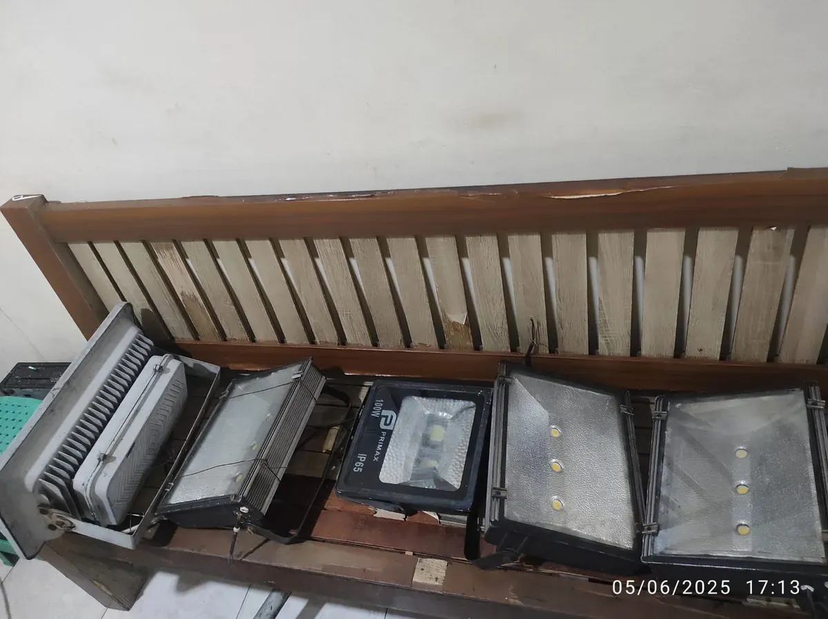 Barang bukti lampu Billboard yang dicuri oleh pelaku SS. (Sumber: Polres Metro Jakarta Barat)