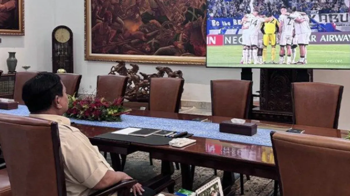 Prabowo menyaksikan pertandingan laga Timnas Indonesia vs Jepang di televisi. (Sumber: Instagram/@prabowo)