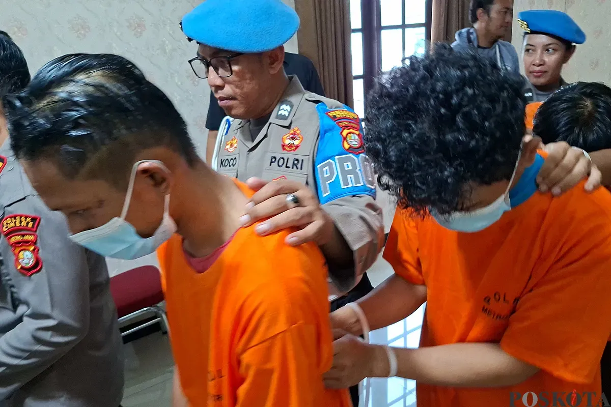 Tiga pelaku curanmor yang mengaku memiliki ilmu kebal digiring Kapolsek Cinere AKP Pesta Hasiholan Siahaan beserta barang bukti. (Sumber: POSKOTA | Foto: Angga Pahlevi)