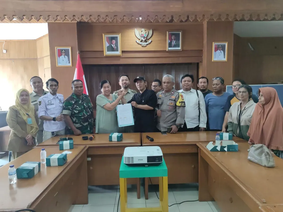 Mediasi antara warga Krukut yang rumahnya terdampak kebakaran dengan pemilik pabrik lilin pada Selasa, 10 Juni 2025. (Sumber: POSKOTA | Foto: Pandi Ramedhan)