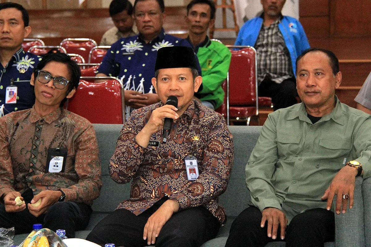 Bupati Kepulauan Seribu, Muhammad Fadjar Churniawan (tengah). (Sumber: Jakarta.go.id)