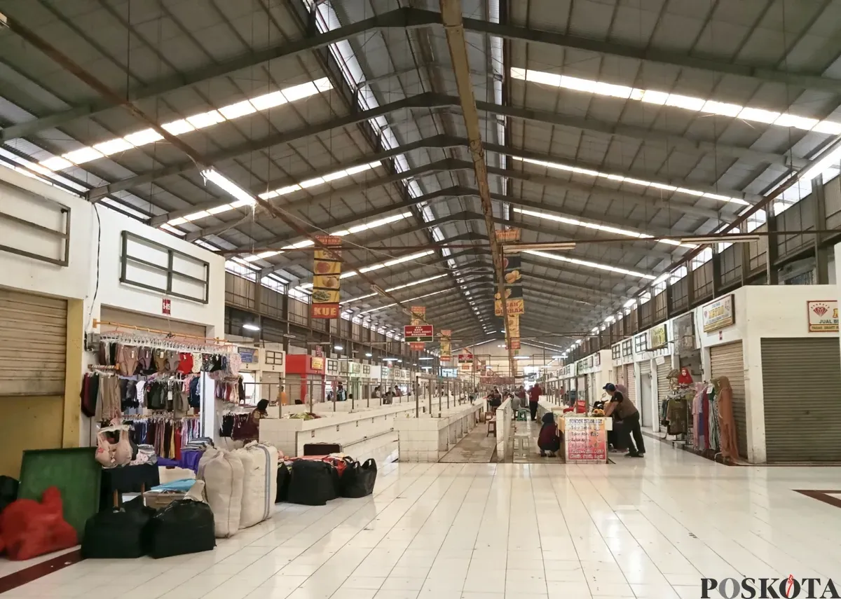 Suasana pasar bersih telaga mas masih sepi pengunjung sejak dibuka kembali pada Senin lalu. Dari ratusan kios yang tersedia, baru puluhan pedagang yang menempati dan membuka lapak mereka. (Sumber: Poskota/Nurpini Aulia Rapika)
