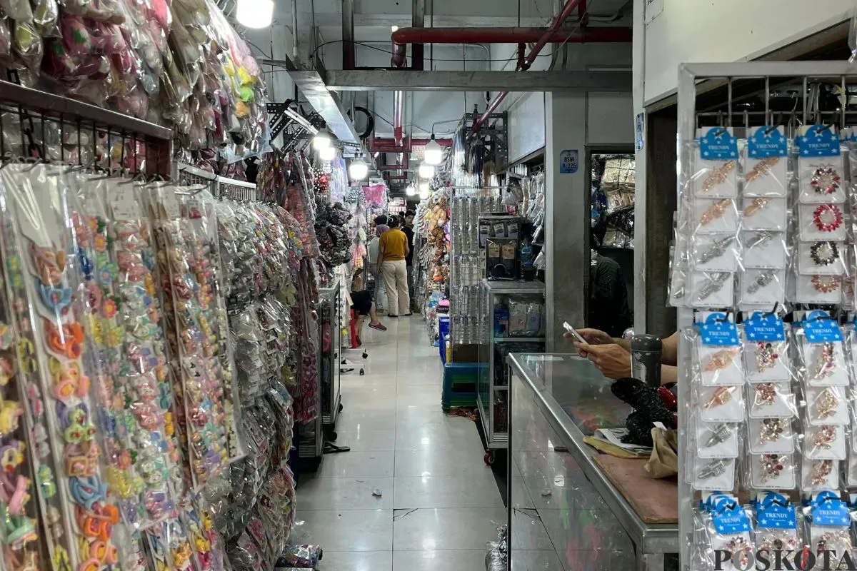 Suasana di Pasar Asemka, Tamansari, Jakarta Barat, Rabu, 11 Juni 2025. (Sumber: Poskota/Pandi Ramedhan)