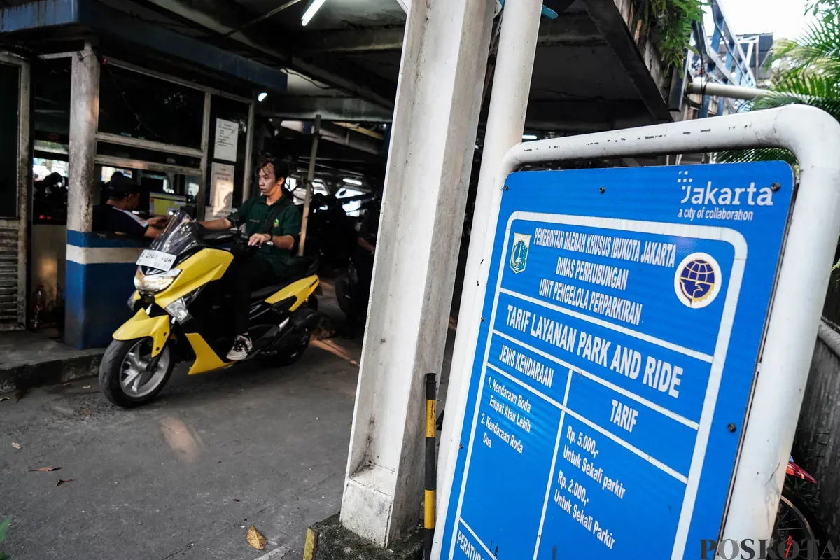 Pengendara membayar parkir di Park and Ride Vertical Ragunan, Jakarta Selatan, Rabu, 11 Juni 2025. (Sumber: Poskota/Bilal Nugraha Ginanjar)