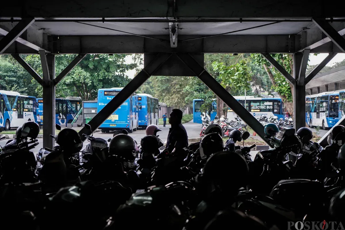 Warga berjalan mencari sepeda motor di Park and Ride Vertical Ragunan, Jakarta Selatan, Rabu, 11 Juni 2025. (Sumber: Poskota/Bilal Nugraha Ginanjar)