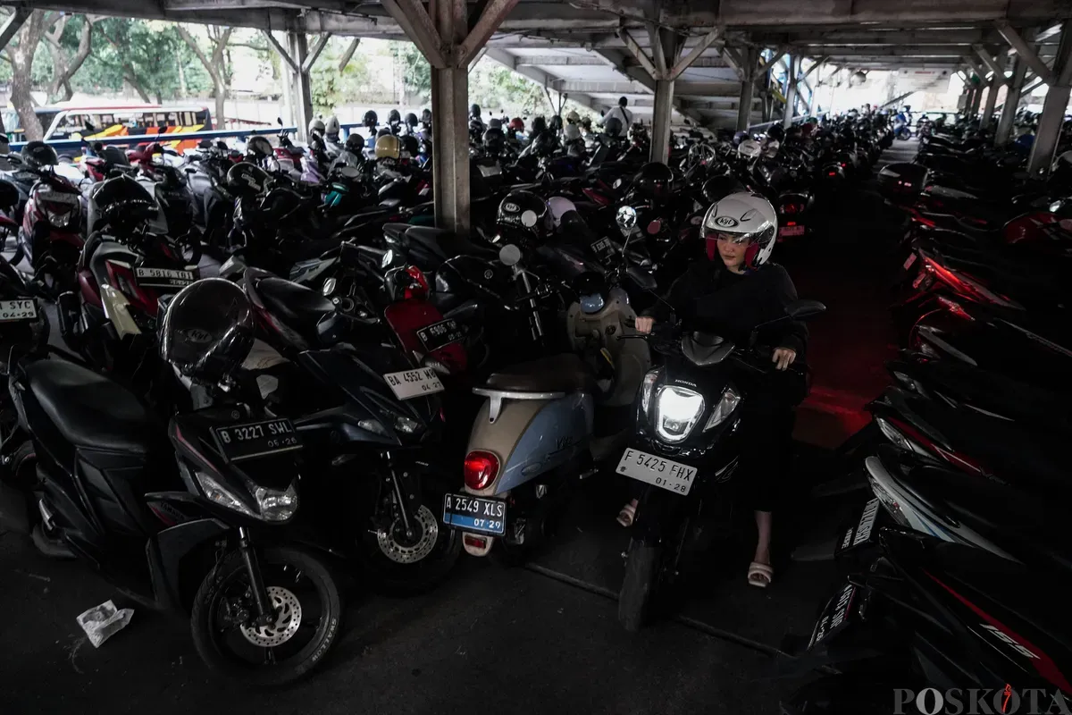 Pengendara mengeluarkan sepeda motor dari Park and Ride Vertical Ragunan, Jakarta Selatan, Rabu, 11 Juni 2025. (Sumber: Poskota/Bilal Nugraha Ginanjar)