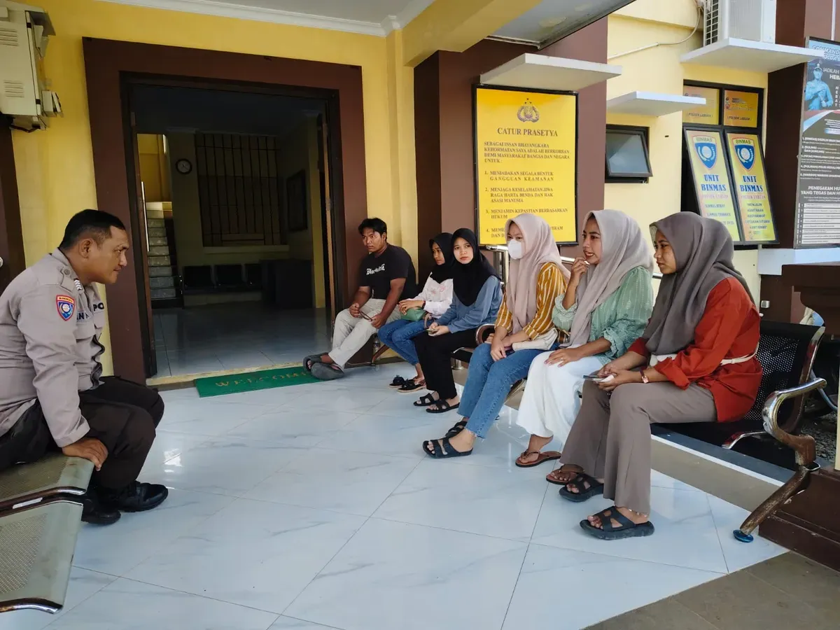 Sejumlah korban dugaan penipuan saat hendak melakukan pelaporan ke Polsek Labuan, di Kecamatan Labuan, Pandeglang. (Sumber: Istimewa)