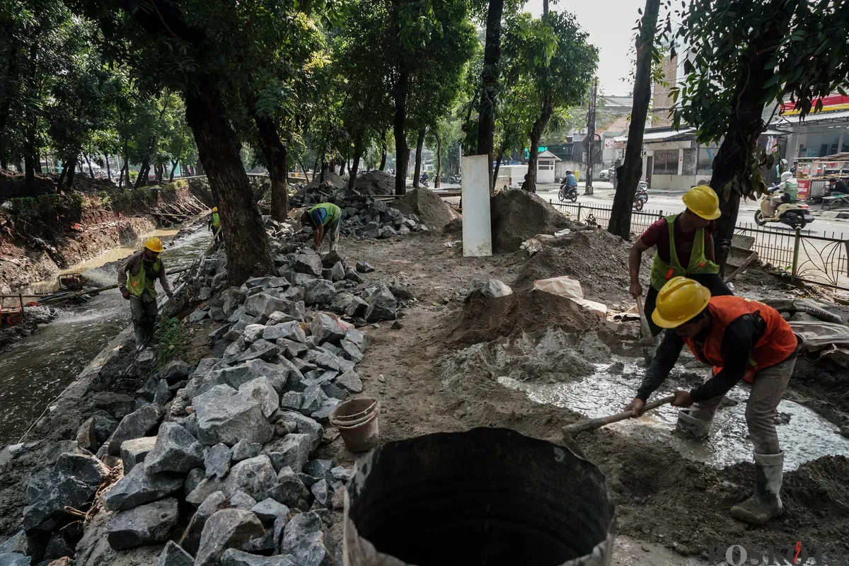 Pekerja menyelesaikan perbaikan turap Kali Ciliwung di Jalan Minangkabau, Setiabudi, Jakarta Selatan, Rabu, 11 Juni 2025. (Sumber: Poskota/Bilal Nugraha Ginanjar)