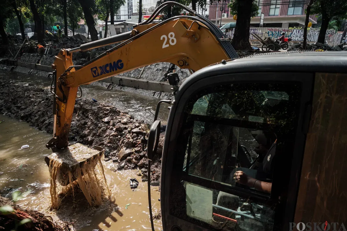 Pekerja menyelesaikan perbaikan turap Kali Ciliwung di Jalan Minangkabau, Setiabudi, Jakarta Selatan, Rabu, 11 Juni 2025. (Sumber: Poskota/Bilal Nugraha Ginanjar)