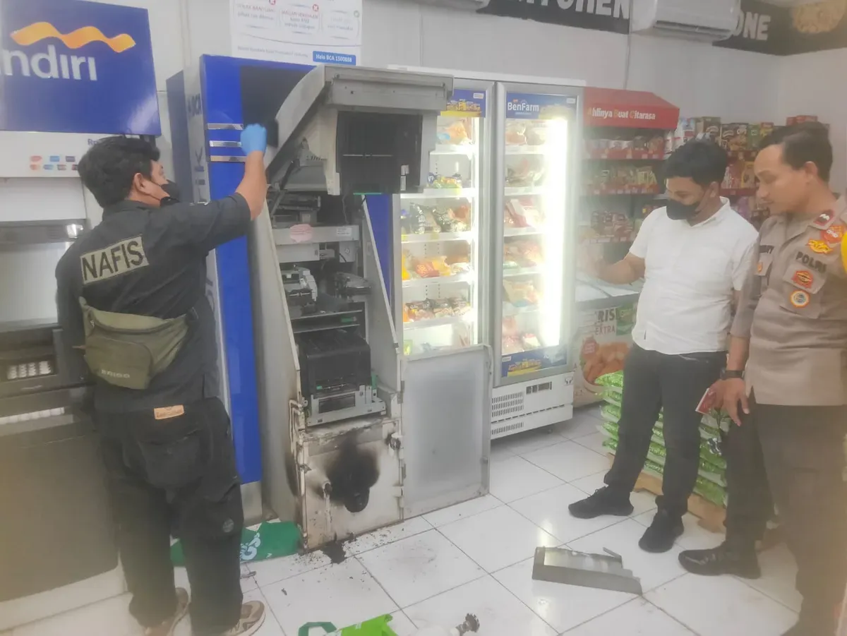 Petugas Infis Polres Metro Depok Melakukan Olah TKP di Toko Alfamart yang dibobol daerah Sawangan Kota Depok, Selasa, 10 Juni 2025. (Sumber: Polsek Sawangan)